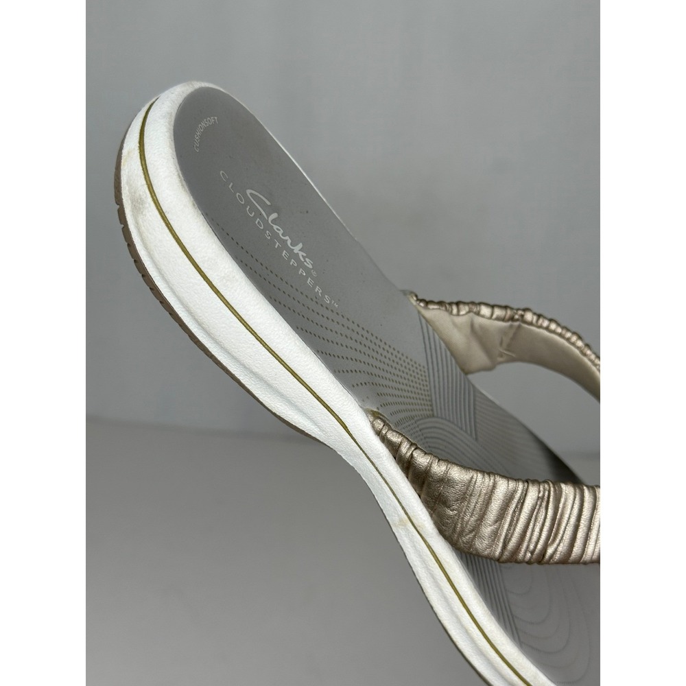 Clarks Cloudsteppers Arla Glitz Metallic Gold Ruched Flip Flop Sandals Womens 10 - Picture 8 of 10